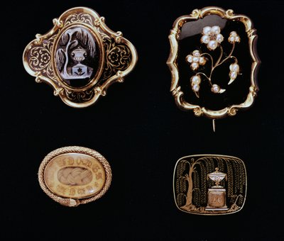 Mourning Jewels, Mid-Victorian Brooches Set in Gold by English School